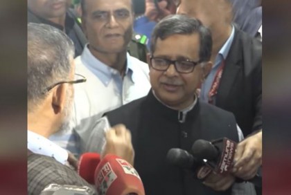 বিমানবন্দরে প্রতিমন্ত্রীর কাছে ক্ষোভ প্রকাশ যাত্রীর