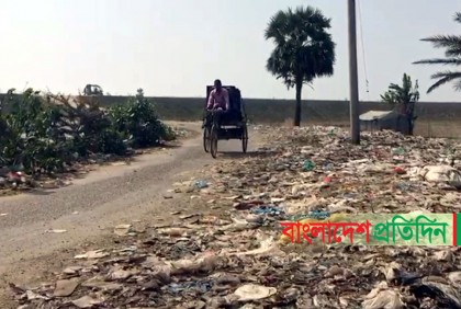 কুয়াকাটায় পর্যটকদের যাতায়াতের পথে ময়লার ভাগাড়
