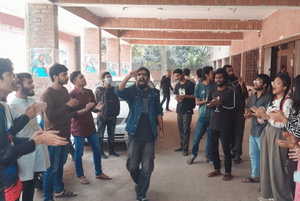সেই অ্যাম্বুলেন্স দুর্ঘটনায় জড়িতদের শাস্তির দাবিতে জাবিতে বিক্ষোভ 