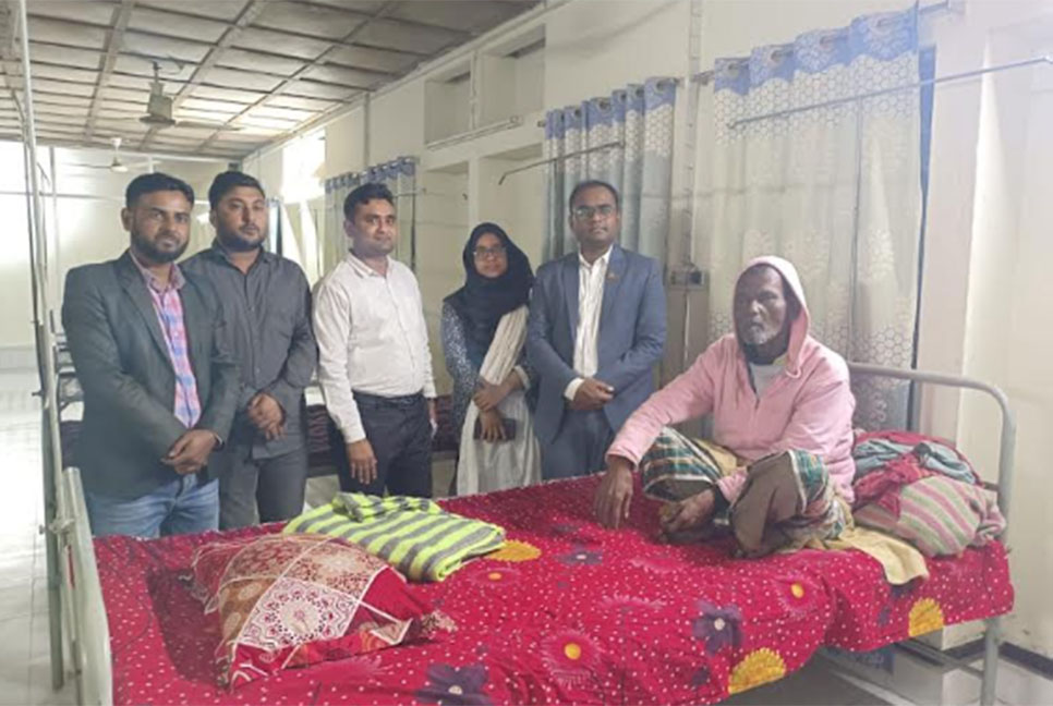 রেলস্টেশনে রাত কাটানো সেই বৃদ্ধ পেল মাথা গোজার ঠাঁই