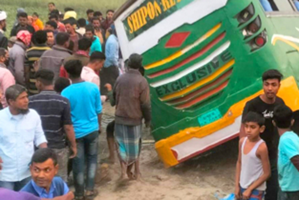 বগুড়ায় নিয়ন্ত্রণ হারিয়ে বাস খাদে, আহত ৩৫ 