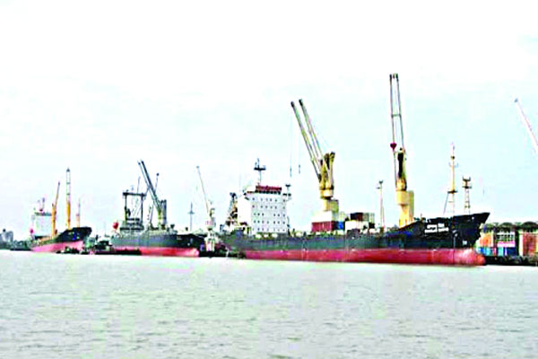 মামলায় আটকা দুই বিদেশি জাহাজ