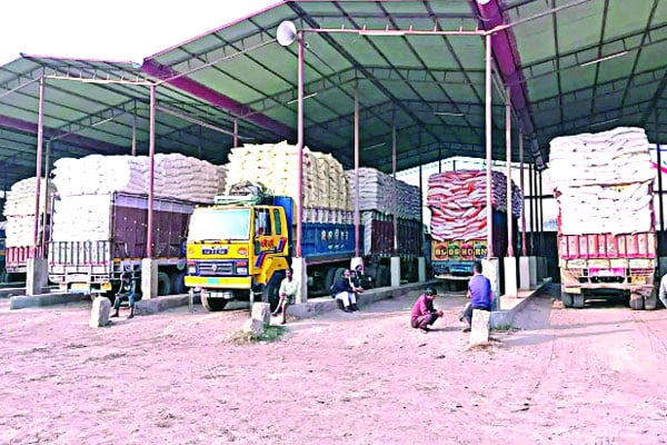 হিলিতে বাংলা ট্রাক সংকট বিপাকে ব্যবসায়ীরা
