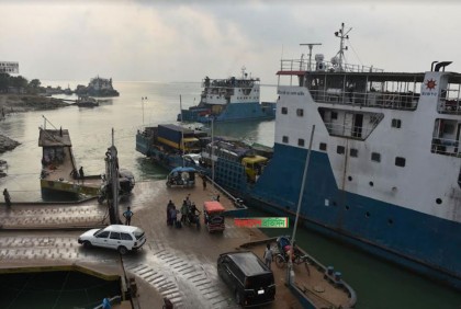 দৌলতদিয়া-পাটুরিয়া নৌরুটে ফেরি চলাচল বন্ধ