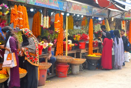 সামনে বিশেষ দিবস, জমে উঠছে বগুড়ার ফুল বাজার