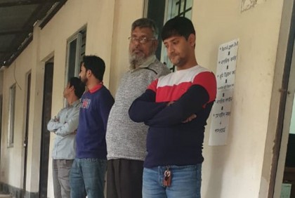 ভূমি অফিসের দালাল ওরা

