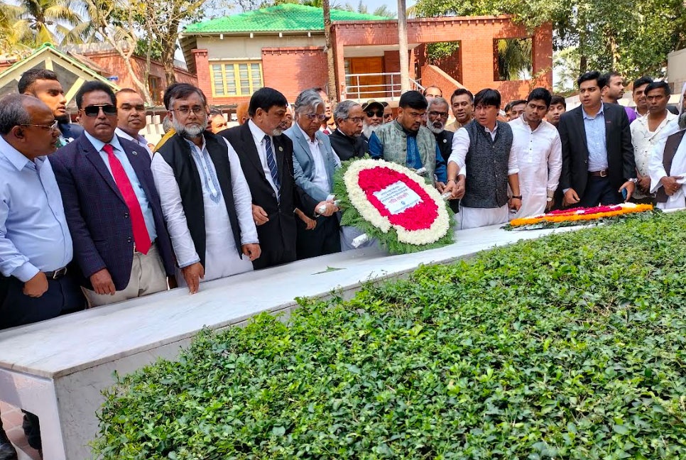 টুঙ্গিপাড়ায় জাতির পিতার সমাধিতে আইডিবির শ্রদ্ধা