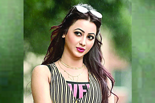 নায়িকা মিতু যখন কবি