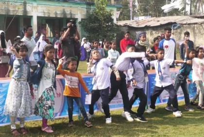 পিরোজপুরে শিশু শিক্ষার্থীদের জন্য কাগজের প্লেন উড়ানো প্রতিযোগিতা অনুষ্ঠিত