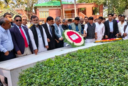 টুঙ্গিপাড়ায় জাতির পিতার সমাধিতে আইডিবির শ্রদ্ধা