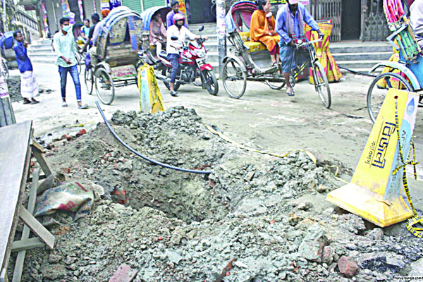 রাস্তা খোঁড়াখুঁড়িতে অতিষ্ঠ নগরবাসী