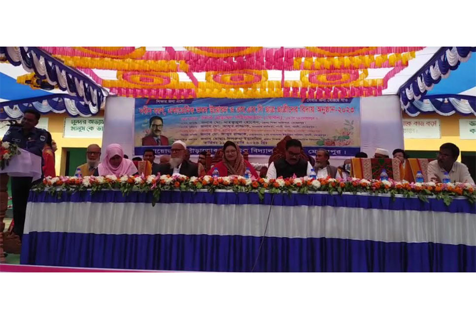 গাড়াডোব মাধ্যমিক বিদ্যালয়ে নবীনবরণ ও বিদায় অনুষ্ঠিত