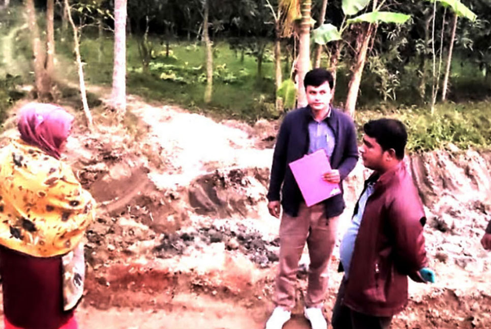 খানসামায় অবৈধভাবে জমির মাটি কাটায় জরিমানা
