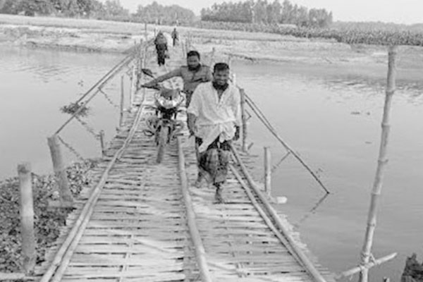 বাঁশের সাঁকোয় নদী পারাপার