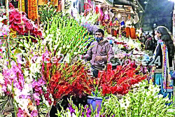 ফুলের পসরা সাজিয়েছেন ব্যবসায়ীরা