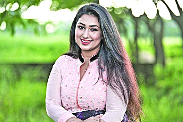 শাশুড়ির হাতের ইলিশ খেলেন অপু