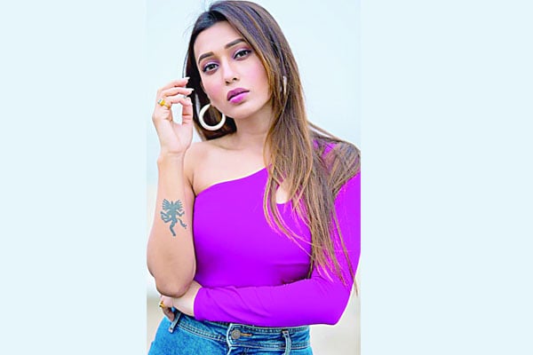 আইফেলের উচ্চতায় মিমি...