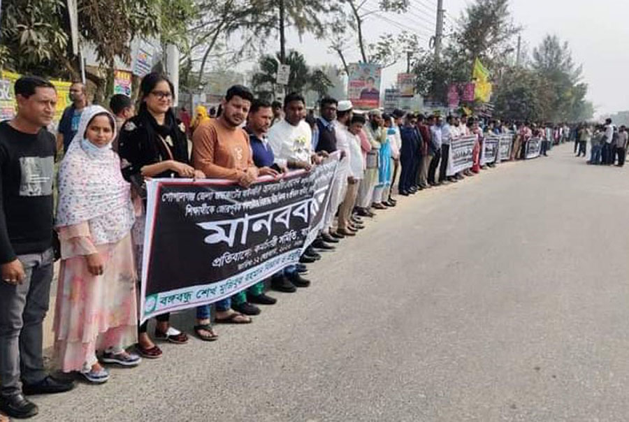 ধর্ষণ চেষ্টাকারীর শাস্তি দাবিতে শিক্ষক-শিক্ষার্থীদের মানববন্ধন 