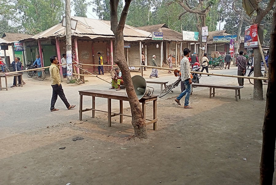 লালমনিরহাটে ব্যবসায়ীদের সড়ক অবরোধ