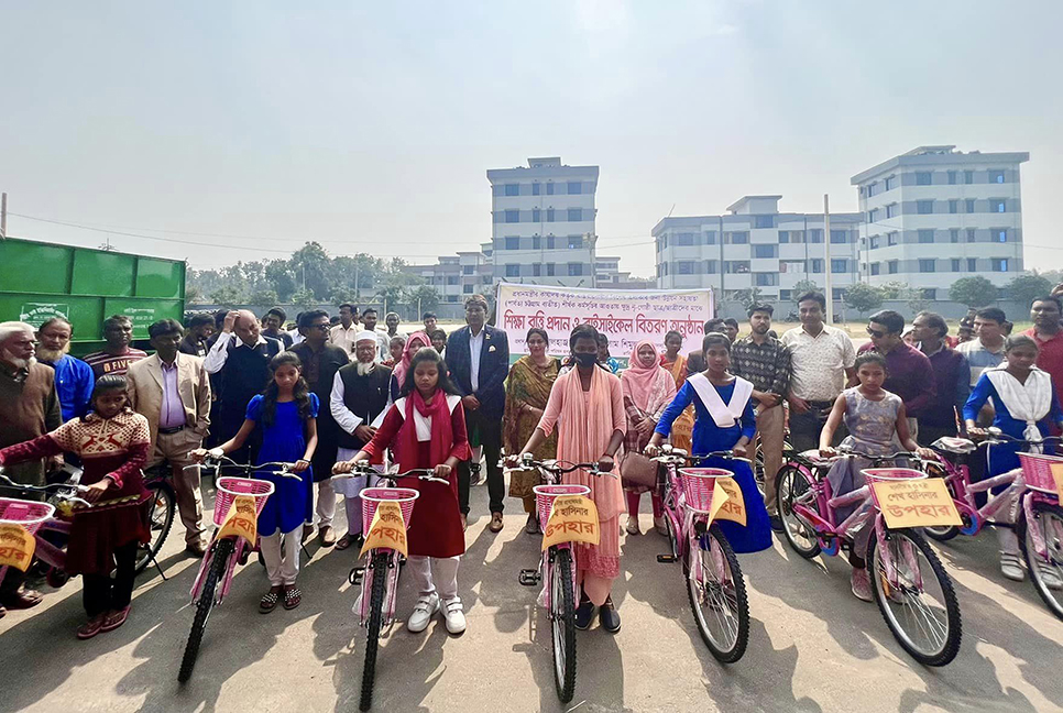 নাটোরে শিক্ষার্থীদের মাঝে বাইসাইকেল বিতরণ  