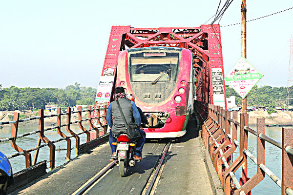 নড়বড়ে সেতু দিয়ে ট্রেন যাবে কক্সবাজার