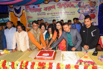 'মানুষের জীবন মানের উন্নয়নে কাজ করে যাচ্ছেন শেখ হাসিনা'