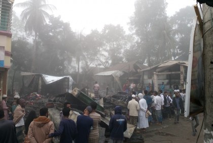 গলাচিপায় ৪ দোকান আগুনে পুড়ে ছাই 