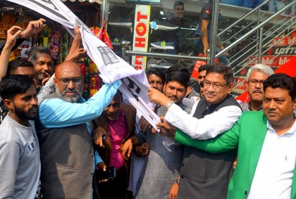 বগুড়ায় ব্যানার অপসারণ করলেন এমপি রিপু