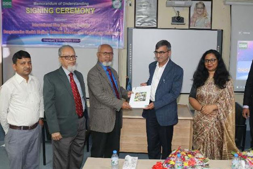 বশেমুরবিপ্রবি ও ইরি'র সমঝোতা স্মারক স্বাক্ষর