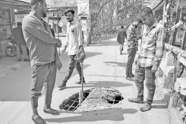 সেতুর মাঝখানে গর্ত চলাচলে দুর্ভোগ