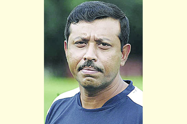 হঠাৎ সরে গেলেন কোচ টিটু