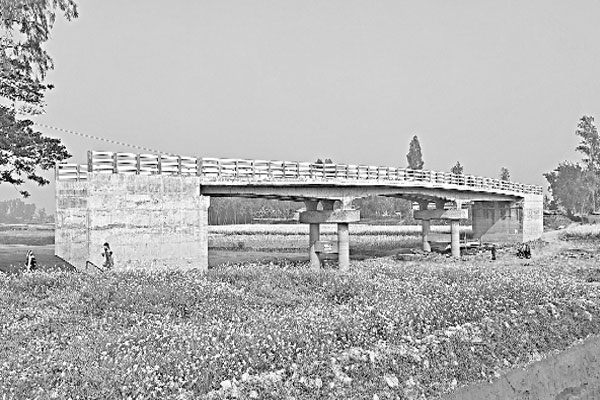 সংযোগ সড়ক ছাড়াই সেতু!