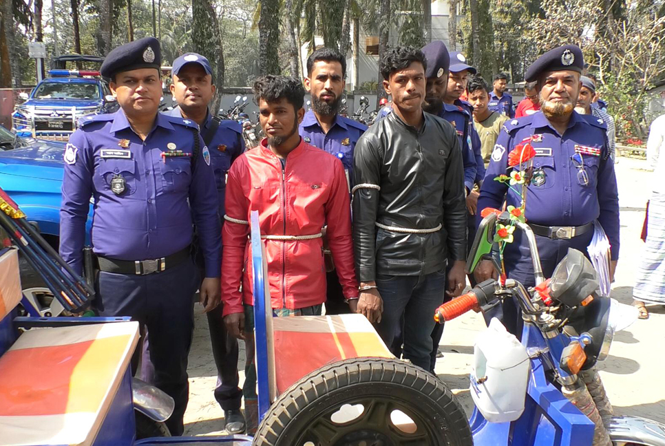 যাত্রীবেশে চালককে হত্যা করে অটোরিকশা ছিনতাই, গ্রেফতার ২