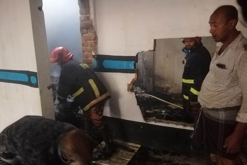 শ্রীপুরে আগুনে পুড়ল দুই দোকানঘর