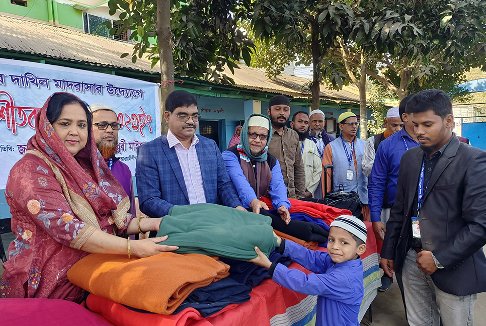 দিনাজপুরে খাবার ও শীতবস্ত্র বিতরণ
