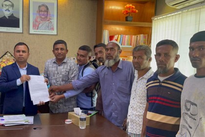 নাফ নদীতে মাছ শিকারের দাবিতে জেলেদের স্মারকলিপি