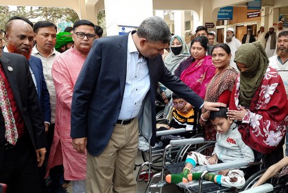 মাগুরায় প্রতিবন্ধীদের মাঝে হুইল চেয়ার বিতরণ