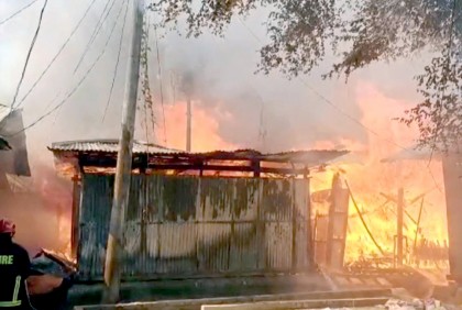 লক্ষ্মীপুরে আগুনে পুড়ল ১১ বসতঘর