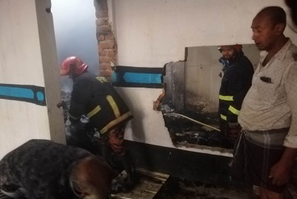শ্রীপুরে আগুনে পুড়ল দুই দোকানঘর