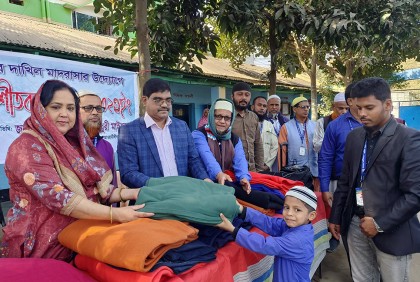 দিনাজপুরে খাবার ও শীতবস্ত্র বিতরণ