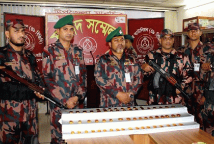 যশোরে ৬০ পিস স্বর্ণের বারসহ প্রাইভেটকার জব্দ