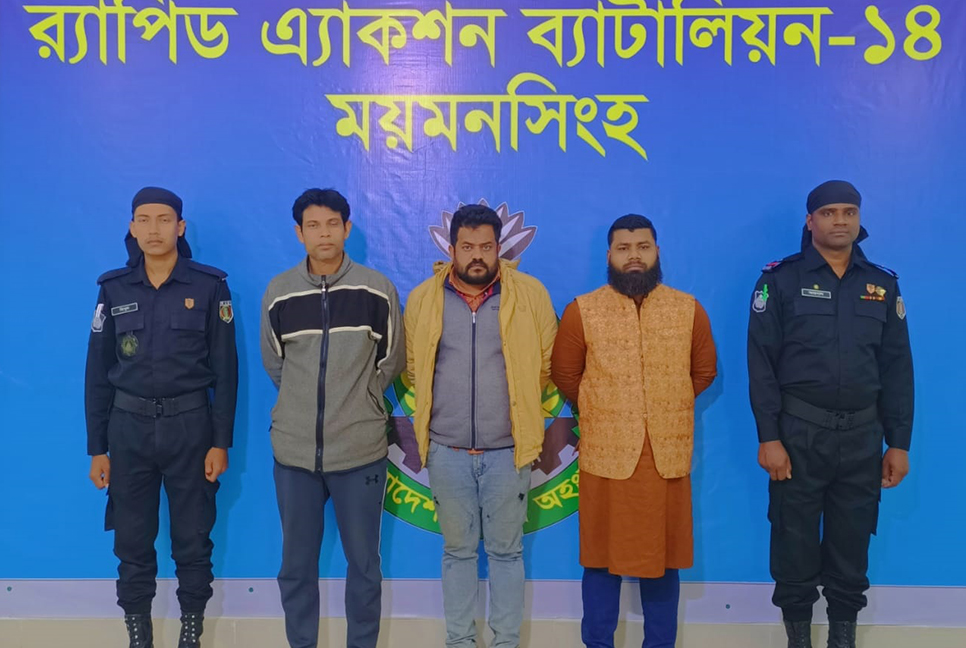 নেত্রকোনায় ভারতীয় চিনিসহ আটক ৩