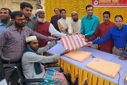 গৌরীপুরে অসহায়, দুস্থ ও ছিন্নমূল মানুষের মাঝে কম্বল বিতরণ