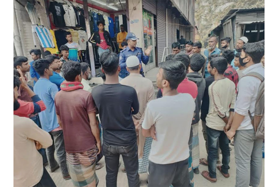 হোসেনপুরে ইজিবাইক চালকদের সচেতনতা বৃদ্ধিতে পুলিশের পথসভা