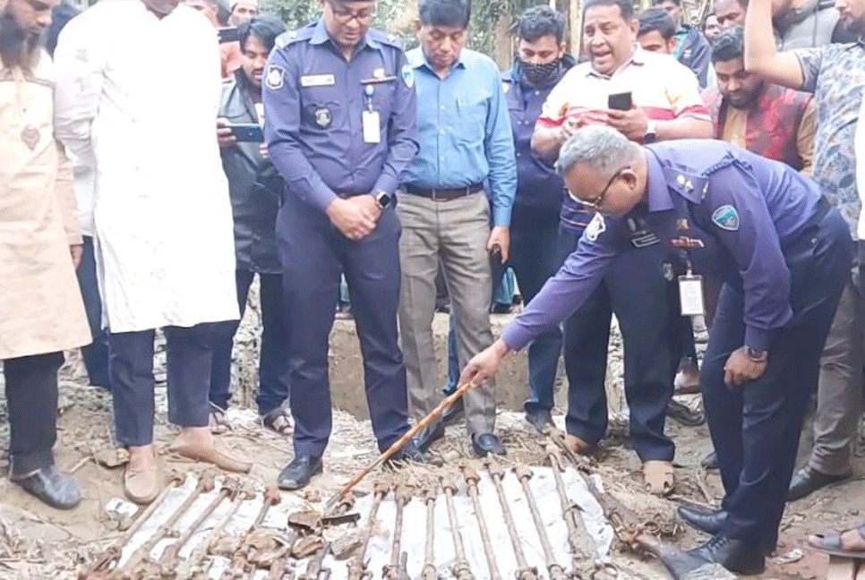 লক্ষ্মীপুরে মাটি খুঁড়ে পাওয়া গেল বিপুল পরিমাণ আগ্নেয়াস্ত্র 