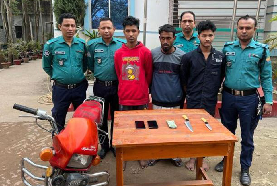 গাজীপুরে ডাকাতির ঘটনায় গ্রেফতার ৩