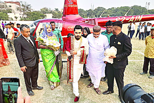 বাবার শেষ ইচ্ছা পূরণে হেলিকপ্টারে চড়ে বিয়ে করলেন চিকিৎসক