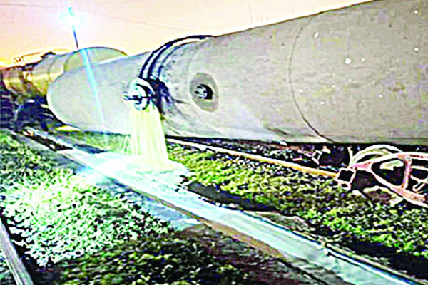 ট্রেন লাইনচ্যুত হয়ে ৪০ হাজার লিটার তেল খালে