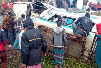 হবিগঞ্জে গাড়ি নিয়ন্ত্রণ হারিয়ে গাছের সঙ্গে ধাক্কা, নিহত ১