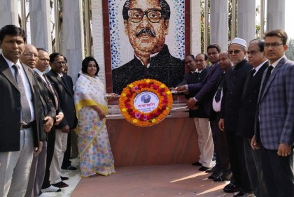 বঙ্গবন্ধুর প্রতিকৃতিতে ঝালকাঠি জেলা আইনজীবী সমিতির নেতৃবৃন্দের  শ্রদ্ধা